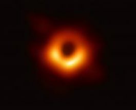 Oameni de știință finanțați de UE dezvăluie prima imagine cu o gaură neagră
