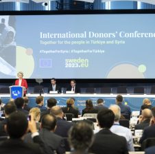 În urma recentelor cutremure devastatoare, UE și donatorii internaționali se angajează să sprijine oamenii din Turcia și din Siria cu 7 miliarde EUR