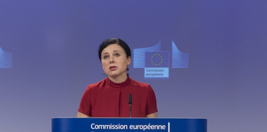 Decalajul salarial între femei și bărbați în România, cel mai redus nivel din UE